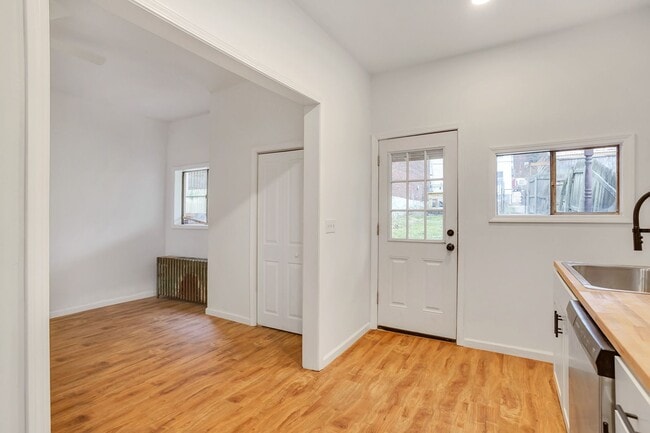 Building Photo - 2 bed 2 bath - great location, off street ...