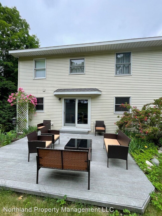 Foto del edificio - 4 br, 3 bath House - 10552 Center Rd