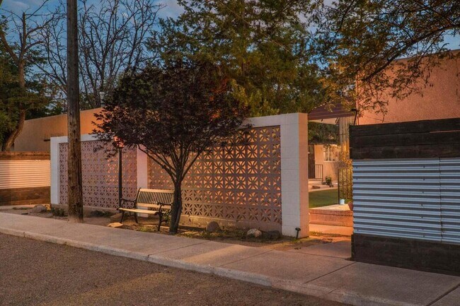 Foto del edificio - 354 Pueblo Solano Rd NW