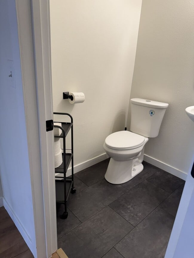 Building Photo - HARD TO FIND 4 BEDROOM