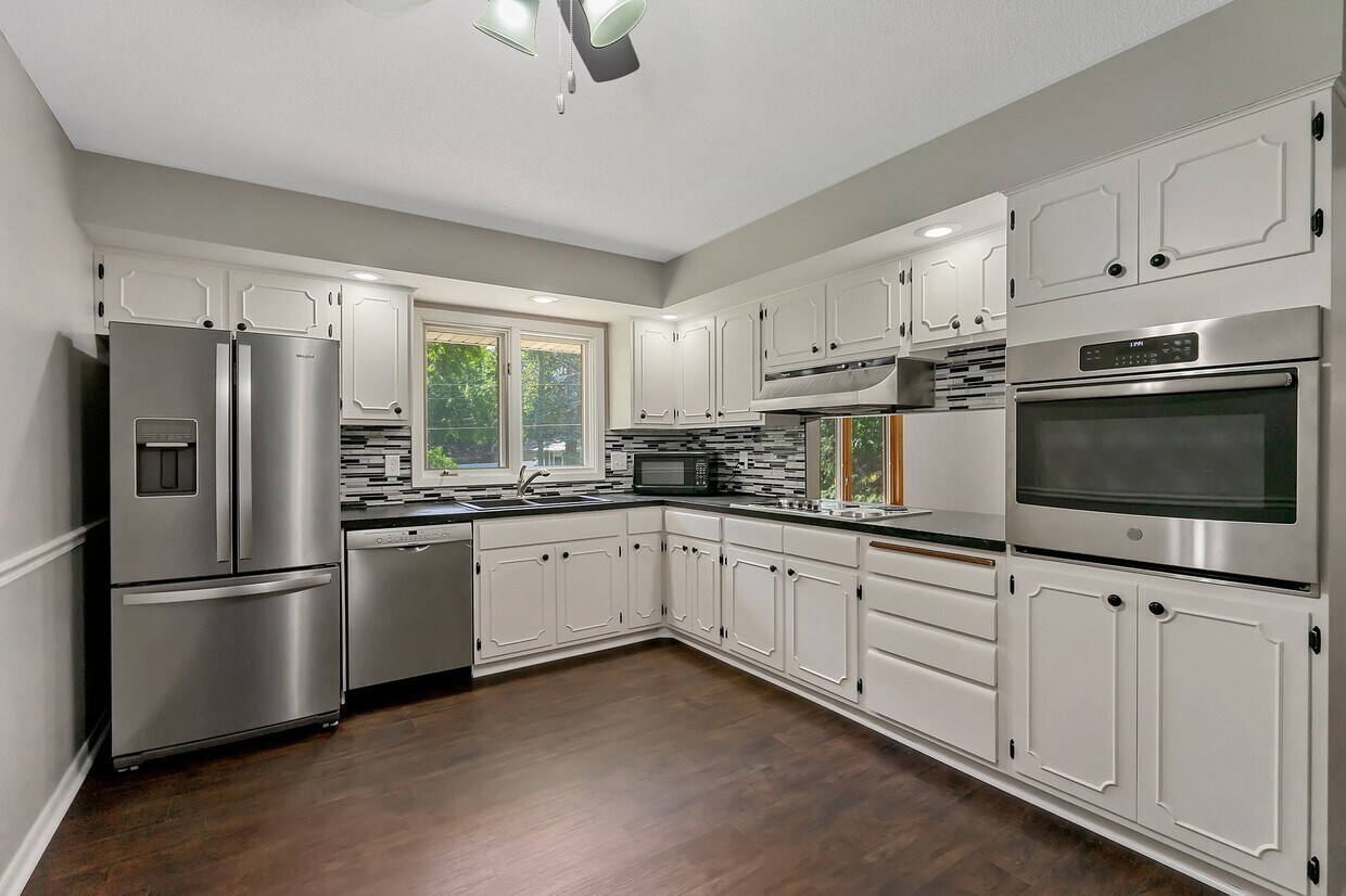 Primary Photo - 2105 River Hills Dr