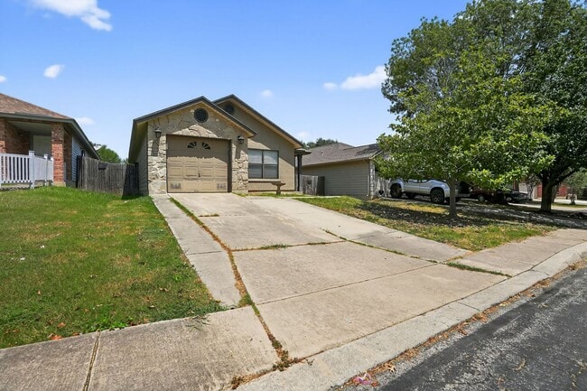 Building Photo - Cozy & Spacious 2 Bed, 2 Bath with Private...
