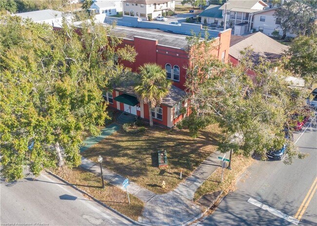 Foto del edificio - 2100 Lakeview Dr