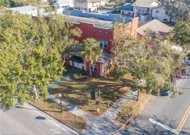Building Photo - 2100 Lakeview Dr