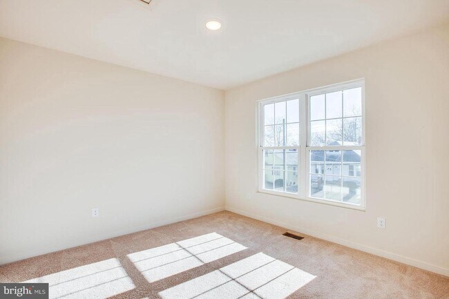 Building Photo - 419 Bunker Hill St