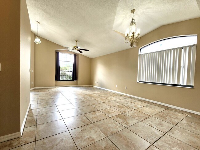 Foto del edificio - Open Spacious Floor Plan; Vaulted Ceiling;...