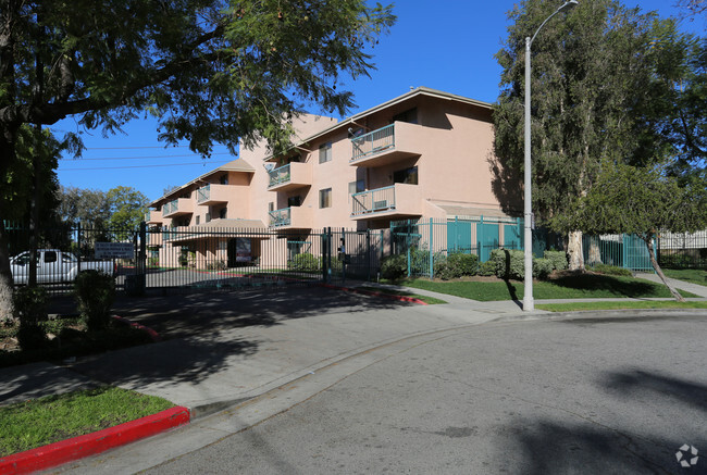 Foto del edificio - Simpson Saticoy Apartments
