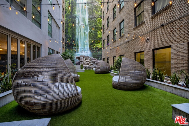 Foto del edificio - 727 W 7th St