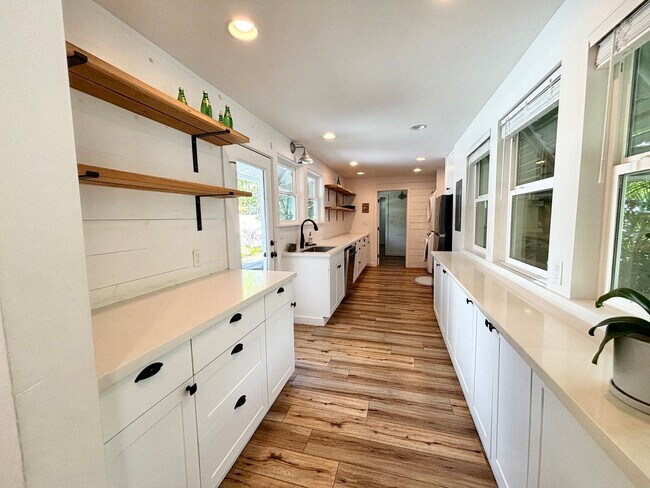 Foto del edificio - Available Now! 3 BED, 2 BATH HOME w/ UTILI...