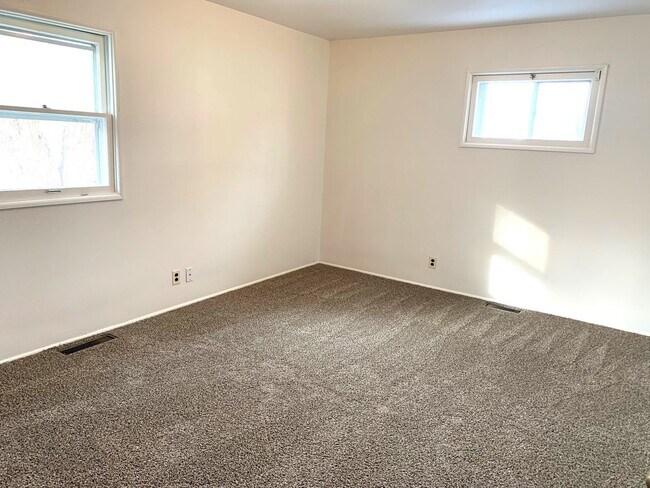 Building Photo - East side 4 bedroom 2 bath with 3 garages
