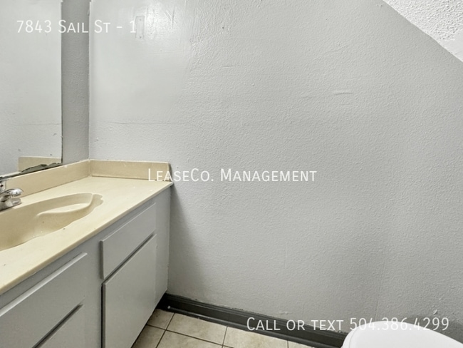 Foto del edificio - 7843 Sail St