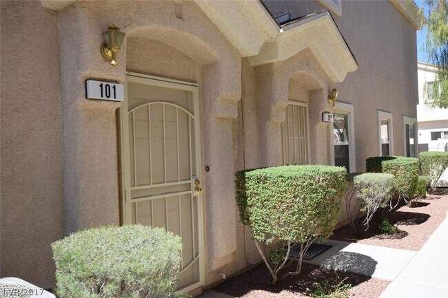 Building Photo - Cute 2 bed 2 bath townhouse with 1 car garage and washer and dryer in unit