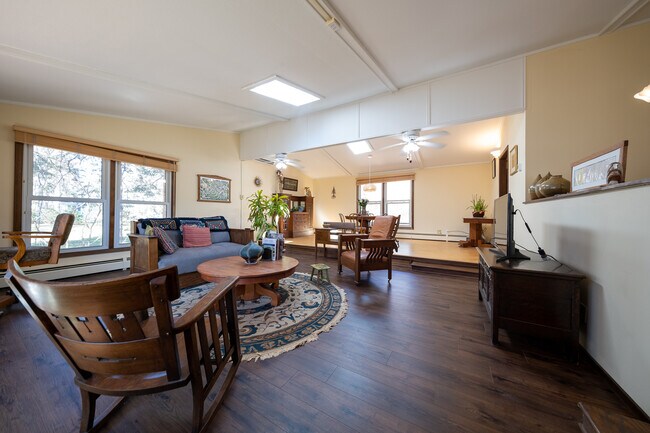 Foto del edificio - 800 Ithaca Ln N
