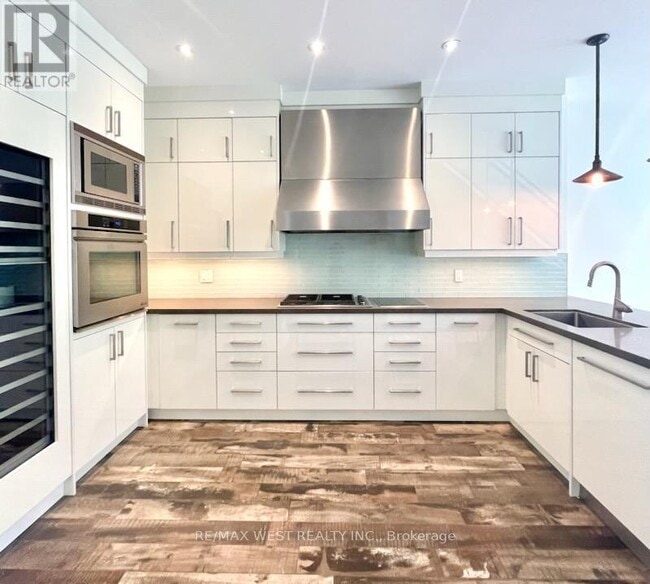 Building Photo - 363 Roncesvalles Ave