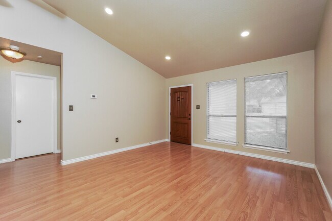 Foto del edificio - "Charming 3-Bedroom San Antonio Home with Cozy Fireplaces & Ample Storage!"