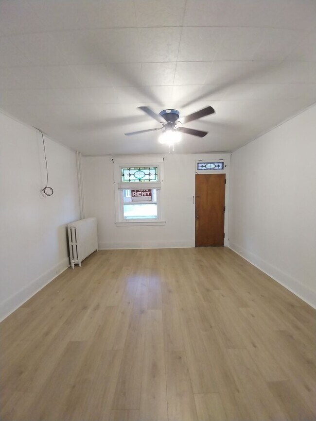 Building Photo - 3 bedroom, 1.5 baths, yard, washer dryer hook up