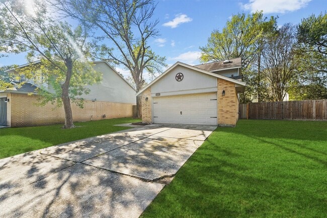 Foto del edificio - 16723 Quiet Trail Dr