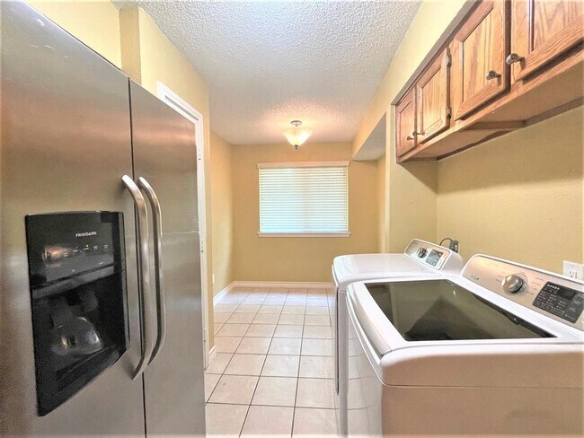 Foto del edificio - 2116 Greenbriar Colony Dr