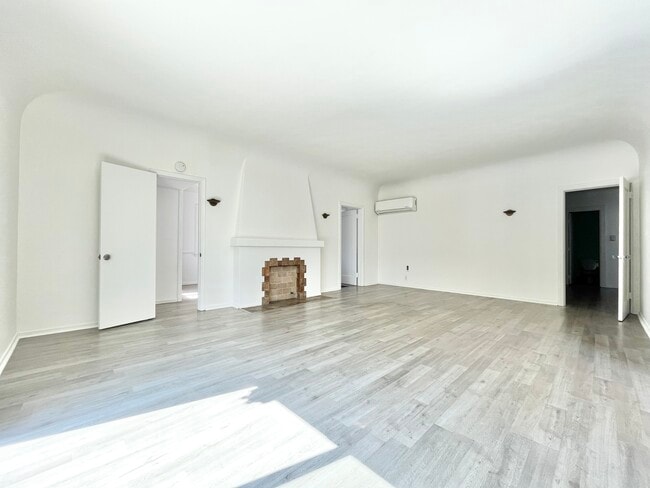 Foto del edificio - 423 N Orange Dr