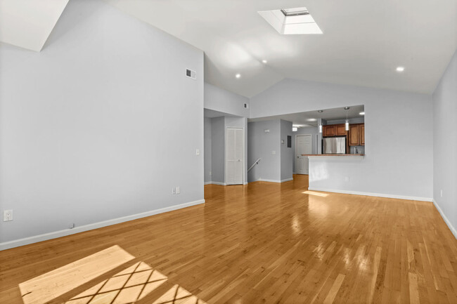 expansive living space - 112 Pelhamdale Ave