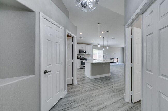 Foto del edificio - Completely upgraded 3 bedroom home in Macd...