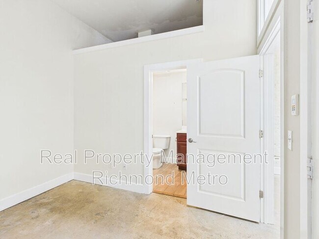 Building Photo - 1705 E Franklin St