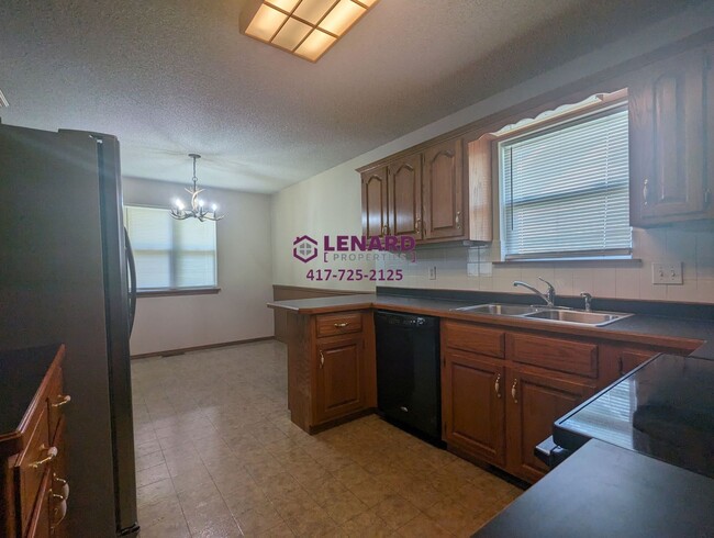 Foto del edificio - Spacious 3 Bedroom Home with Fenced Back Y...