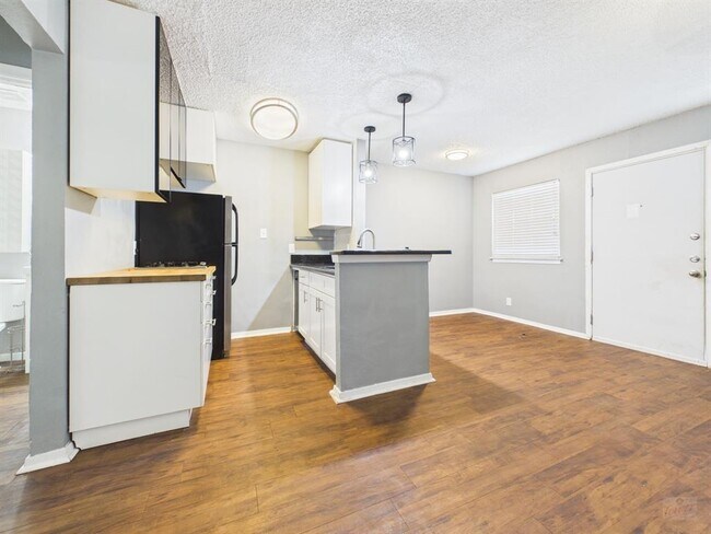 Foto del edificio - 2401 Manor Rd