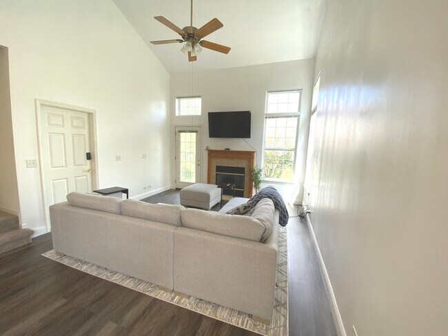 Building Photo - 10S401 Carrington Cir