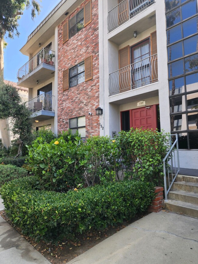 Building Photo - 152 S Oakhurst Dr
