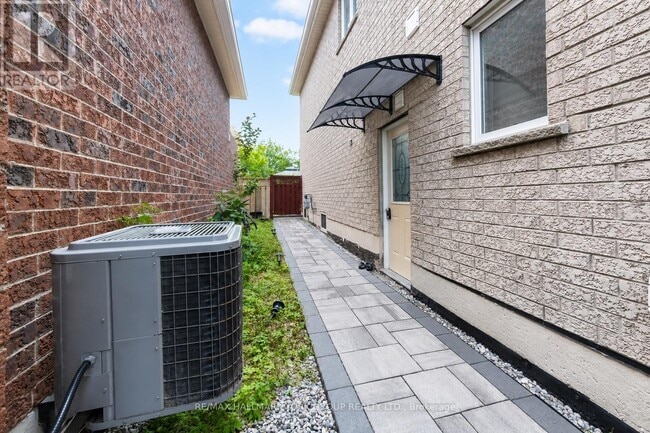 Building Photo - 33 Deerwood Crescent