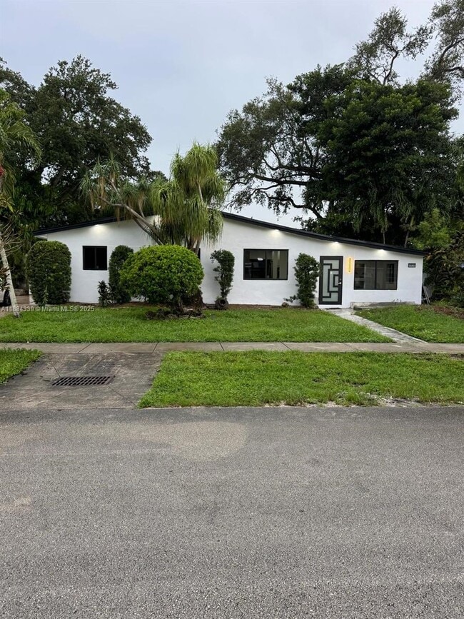 Building Photo - 4120 SW 31st Dr