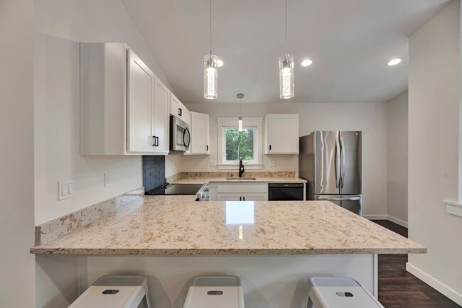Building Photo - For Rent: Stunning 2BR/1BA Above-Garage Ap...