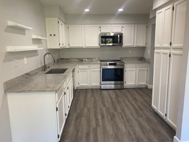 Building Photo - 434 Creekside Ln