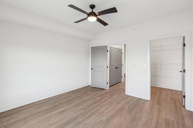 Dormitorio con ventana y vestidor - Inkwell at Baseline