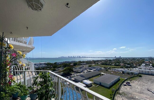 Foto del edificio - 7601 E Treasure Dr