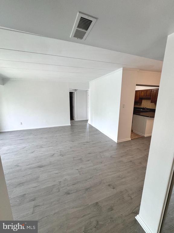Foto del edificio - 273 E Village Rd