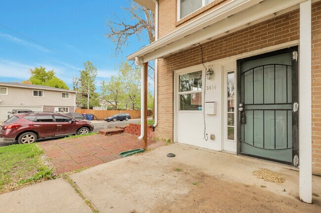 Foto del edificio - $1,695.95 - 2 Bed, 1 Bath Duplex Unit in Littleton with Fenced in yard, and In Unit Laundry!