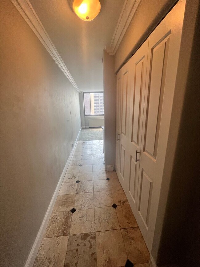 Foto del edificio - 700 E 8th St Unit 12E