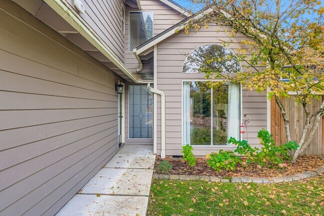 Foto del edificio - 3BR/3BA Beaverton Home — Central A/C, Vaulted Ceilings, Fenced Yard & 2-Car Garage | No HOA