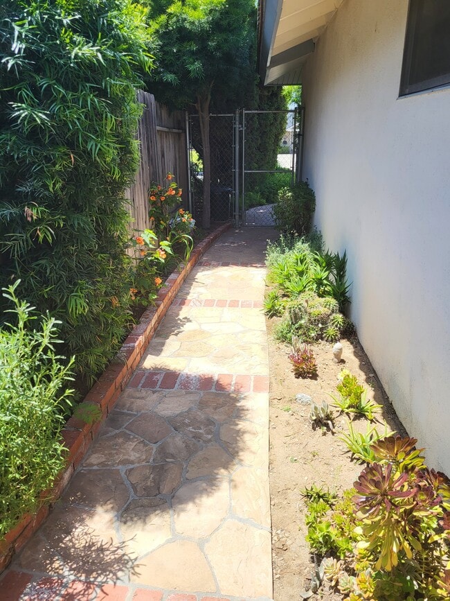 Entrada al patio lateral - 5182 Jay St