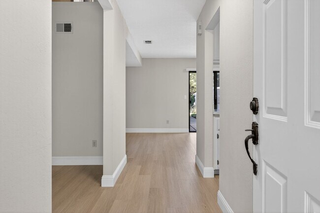Foto del edificio - Newly Renovated 3/2.5 bath End-Unit Townhome with Vaulted Ceilings – Minutes to I-680 & Downtown!