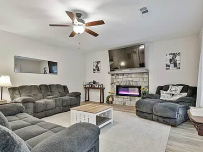 Building Photo - 205 Valley View Dr