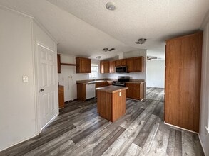 Building Photo - 16206 Wood Dr