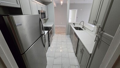 Building Photo - 5572 Metrowest Blvd