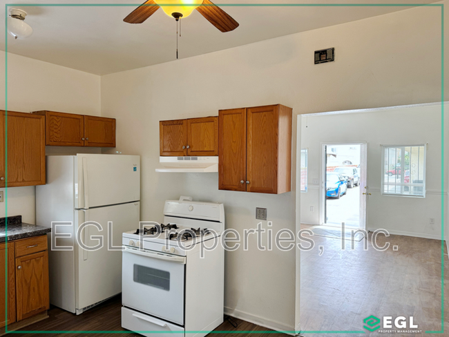 Building Photo - 705 W 47th St