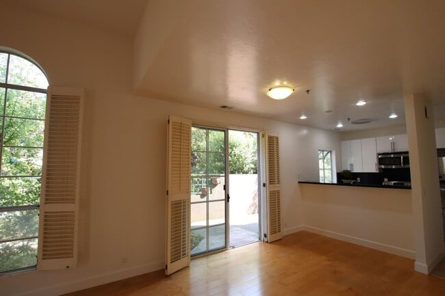 Building Photo - 128 Cuesta Dr
