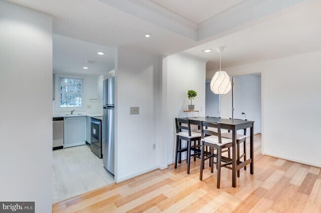 Foto del edificio - 822 Warburton Ln