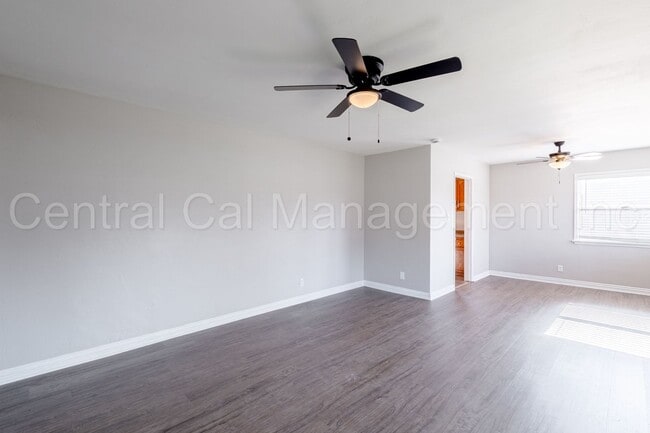 Building Photo - 3 Bedroom/1 Bath Home - $1850 per month!