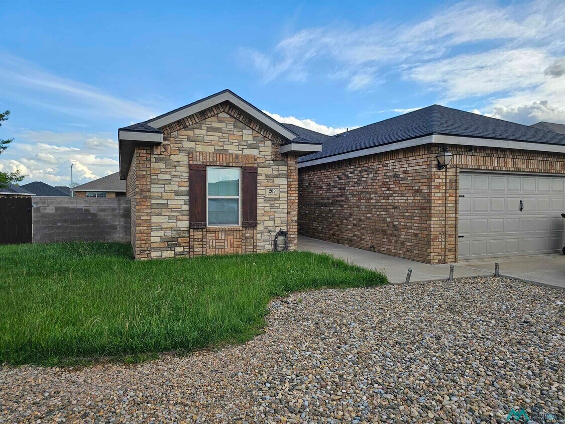Foto principal - 209 Almond Tree Ln
